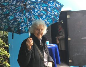 Besucherin mit Blauem Schirm